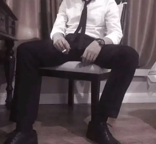 幽默笑话女同事扔了个纸团给我,没看懂,半夜来电骂我笨
