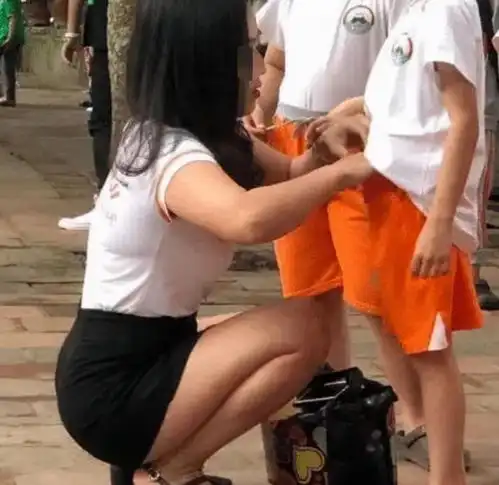 幼儿园老师穿着太出格,引家长不满出言训斥,老师回怼你管不着