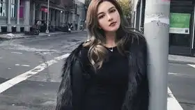 周扬青脖子周扬青你是故意缩着脖子拍的吗跟社会人表情包撞脸啦