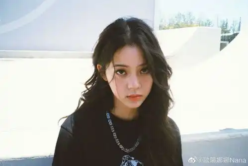 欧阳娜娜牵斑点狗出街高冷马尾辫酷劲十足