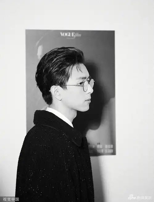 组图李现背头造型眼镜杀举手投足斯文帅气