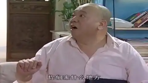 家有儿女夏雪打扮妖娆,小雨看见迅速躲到桌子底下,刘星的表情亮了