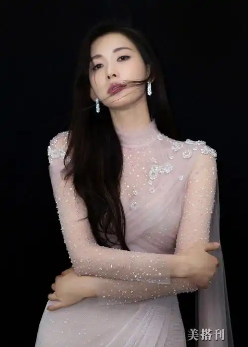 不老女神林志玲机场穿搭更显甜美,温柔笑容似18岁少女