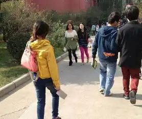 搞笑gif能把三个仙人球抱在怀里的姑娘,我的内心充满了敬佩