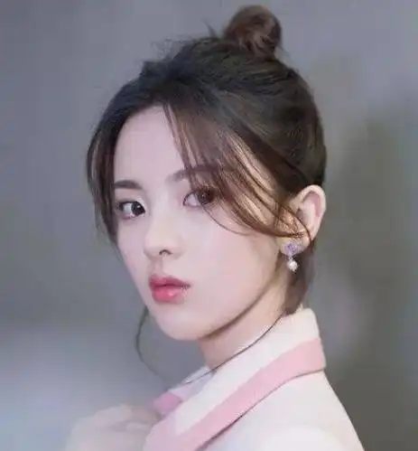 杨超越闻袜子又出圈,是真性情还是树人设微博霸气回怼黑粉