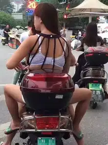 街头惊现裸露美女,这个内衣外穿的背杀美女,你要火了