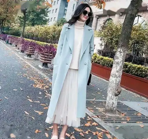 冬季来了,爱美女士建议买件大衣配长靴,时髦又减龄