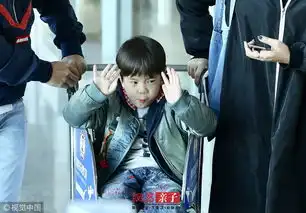 嗯哼坐行李车龇牙吐舌鬼马表情超可爱