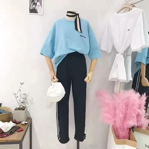 女生红色高帮帆布鞋怎么搭配衣服谢谢