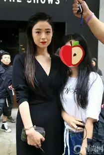 蒋欣红唇现身秀场娘娘霸气御姐范儿