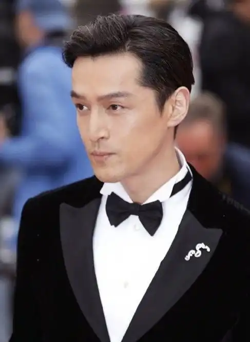 戛纳红毯现场见爱豆,暗中观察的胡歌秒变小迷弟,表情成亮点