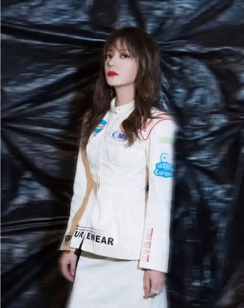 气质女神赵薇瘦了,化着精致浓妆,搭配空气刘海,宛若18岁少女