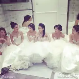 图胡杏儿当老板娘似出嫁好姐妹穿婚纱助阵