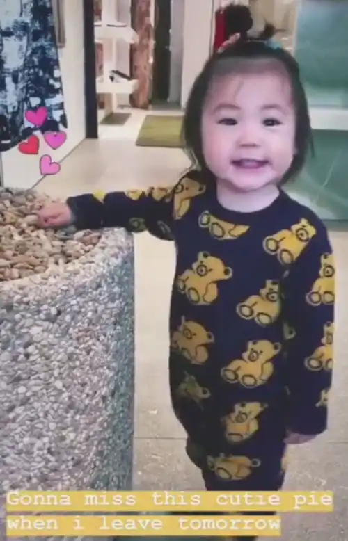 陈冠希女儿被姑姑抱着玩滑梯,小表情一脸懵,还学会喊姑姑名字