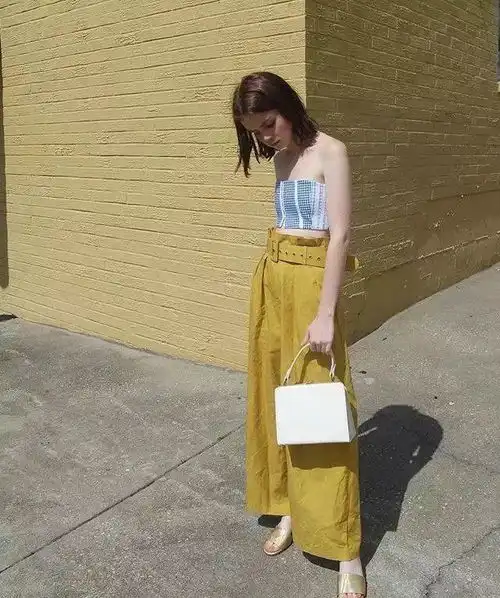 吊带衫这么穿美炸了夏天就是要露露露露露肩啊