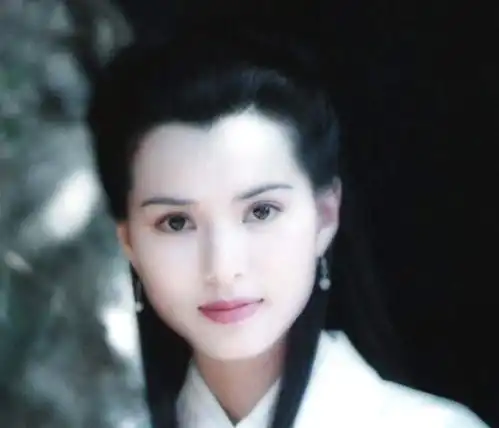 李若彤在丽江发了一组婚纱照,我却想到尹志平