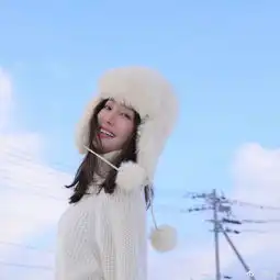 秦岚身穿白色毛衣优雅迷人对镜甜笑少女感溢出屏幕
