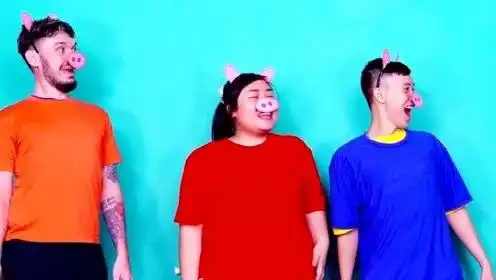 搞笑歪果仁模仿儿童动画小猪佩奇,连眼神表情都一致