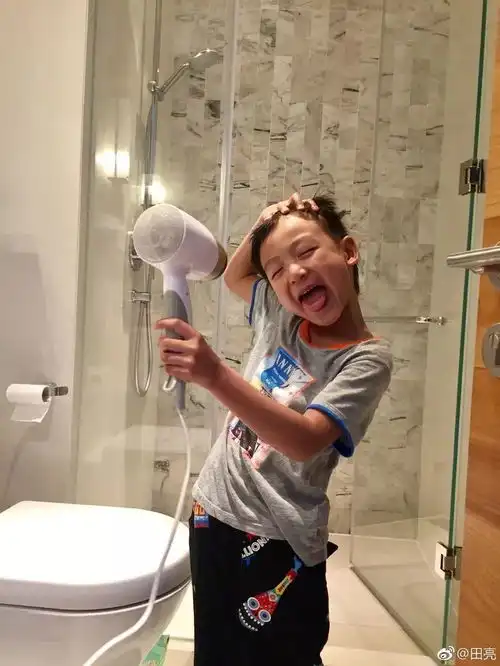 真想去黄磊家偷女儿,一次偷俩的那种