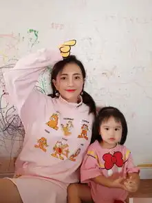 包文婧出门前与女儿合影,却比饺子还会卖萌,饺子都看愣住了