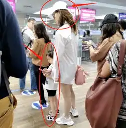 戚薇携丈夫女儿排队被偶遇,白衬衫运动鞋穿搭舒适,女儿长高不少