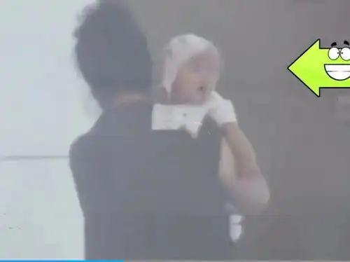 表情高圆圆带女儿现身,小rhea一脸好奇打量着周围,软萌又可爱腾讯新闻表情