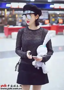 景甜酷girl造型现身机场受邀赴巴黎dior高订秀
