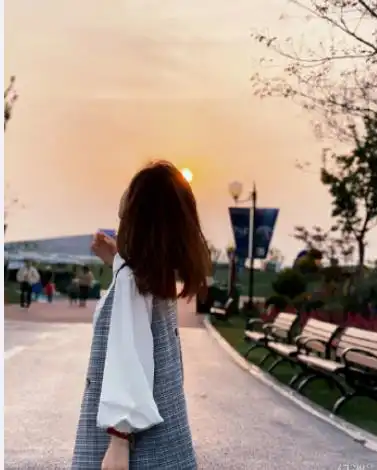 冯提莫夏日自拍来袭,魅惑猫系女友风,背影婀娜多姿秀完美身材