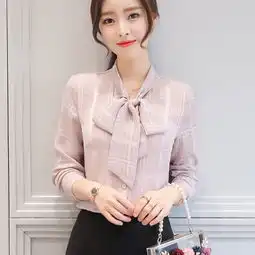 肤色偏黄女人,衣服颜色别乱买推荐樱花粉小衫,甜美衬肤白