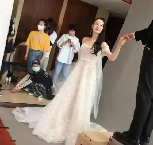 你是我的荣耀将袭热巴婚纱路透曝出,看杨洋的眼神甜齁了