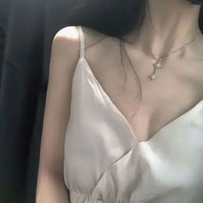 性感露肩女生诱惑头像,女生头像锁骨露肩吊带