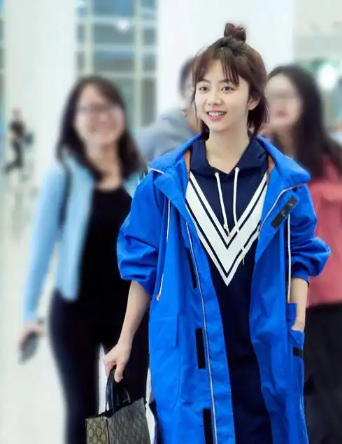 夏天更适合扎丸子头,谭松韵用它搭短t恤,轻松嫩回18岁