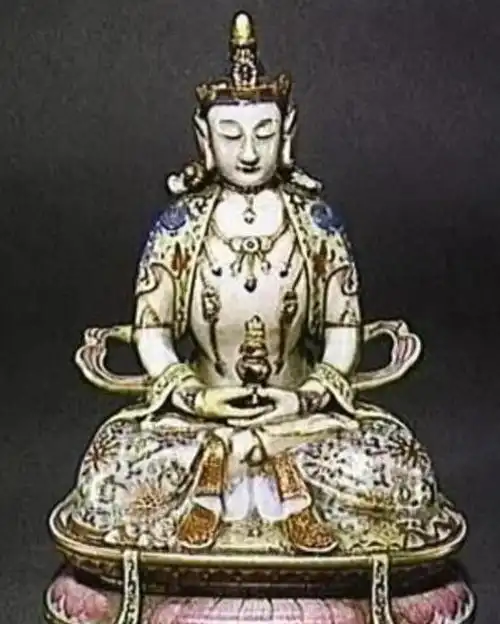2002年,一尊佛像在香港进行拍卖,却牵出保卫部主任盗卖国宝大案