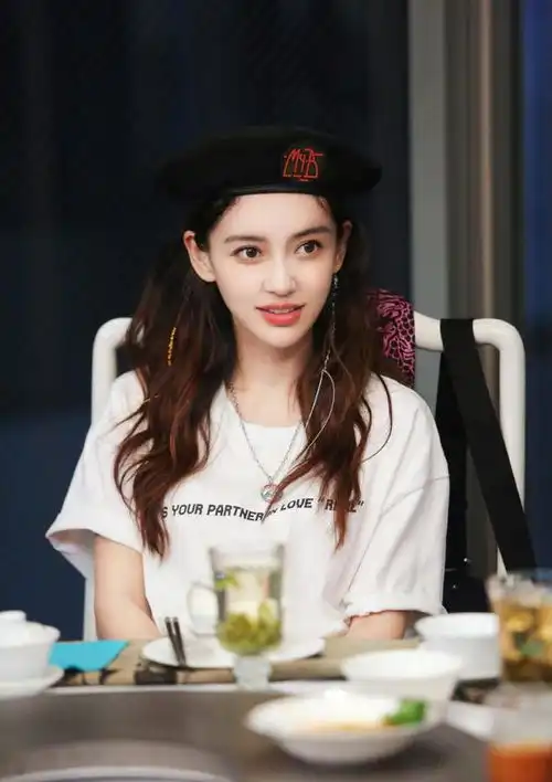 杨颖玩转时尚潮流,身穿白色卫衣搭配黑色休闲裤,少女感十足
