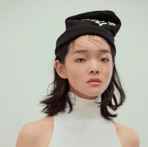 长得丑就是高级脸宽眼距塌鼻梁也能成模特,这位18岁的女孩挑战了传统审美