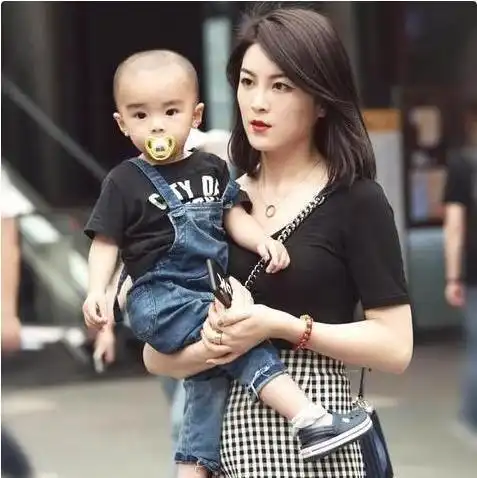 2010年,985名校大三女生休学生子,嫁给大18岁男友,为啥