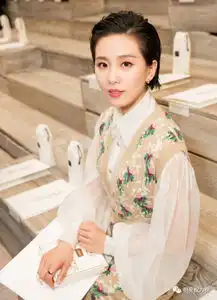 赵丽颖首登五大封面展别样风情刘诗诗巴黎看秀优雅大气吴磊穿黑色制服秀好身材