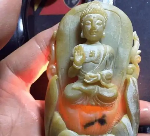 6000拿下一块大马坎的翡翠原石,虽有瑕疵,但成品让人很意外