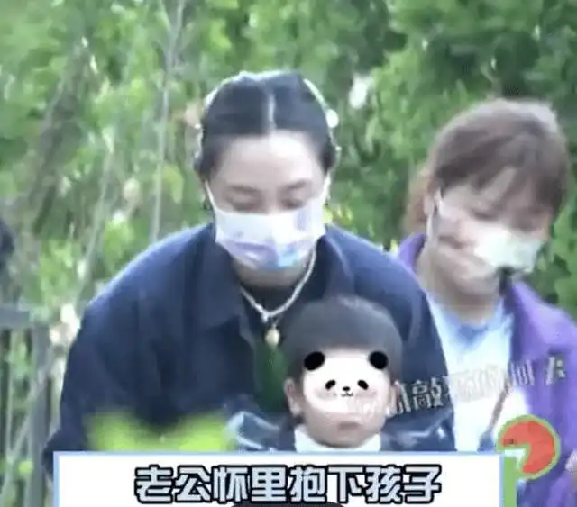 白百何与朋友聚会,抽烟动作娴熟,喝酒挠鼻子形象邋遢