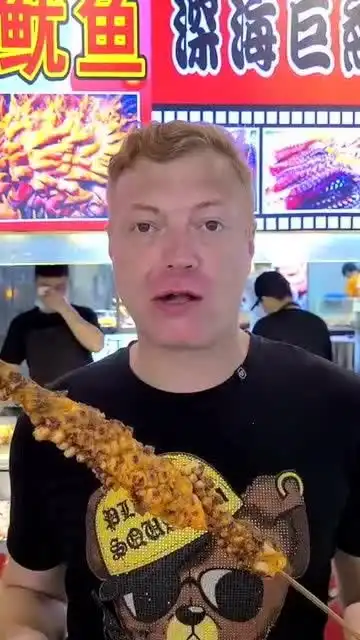 沦陷在中国美食的外国人,瞧瞧这表情,像喝了二两酒