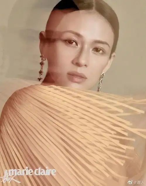 章子怡化身托尼为儿子剃头,汪峰在旁边围观,女儿醒醒的表情抢镜