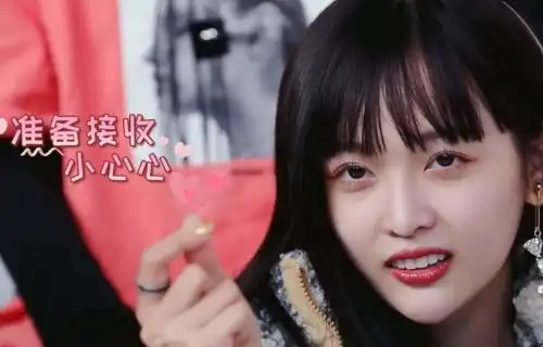 火箭少女模仿表情包,孟美岐吴宣仪实力卖萌,杨超越行为让人疑惑