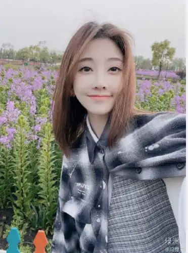 冯提莫自拍清新可人,穿搭尽显细节,苗条身材惹网友浮想联翩