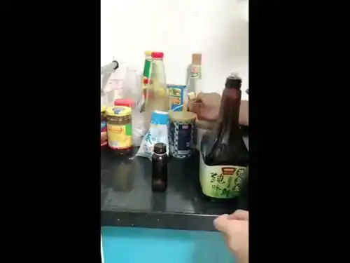 小伙子把酱油做成饮料给老婆喝,看这表情实在忍不住笑了