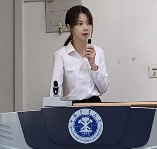 95后美女老师穿jk制服上课,被家长集体批评,本人委屈回应离谱