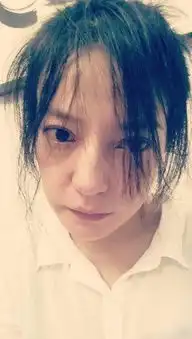 中国评论新闻赵薇剪短髪素颜拍照自嘲像女神经病