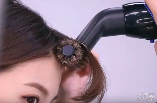 刘海总是没有精神吗圆形梳子吹风机直板夹吹出4个刘海