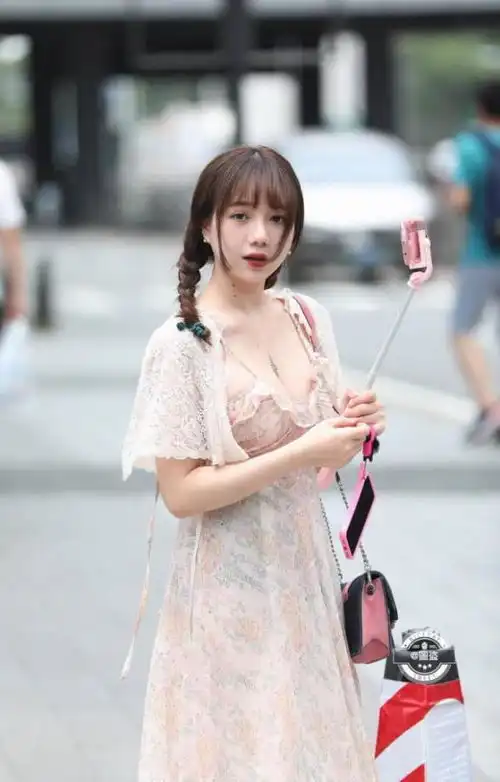 搞笑gif老师这二次元的衣服,没那个身材还真的穿不出立体感