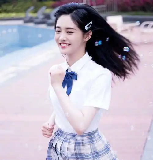 周洁琼穿jk制服,白色衬衫配格裙,少女心十足