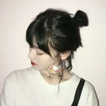 穿白色t恤的女生头像简单干净女生微信头像